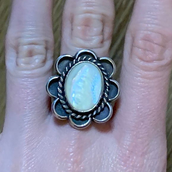Vintage Mother of Pearl Sterling Silver Ring - Picture 7 of 8